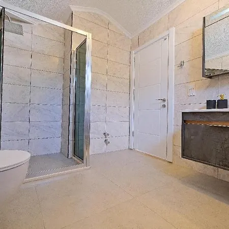 Oeluedeniz De Oezel Havuzlu Muestakil Villa Fethiye