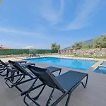 Villa Oeluedeniz De Oezel Havuzlu Muestakil Fethiye