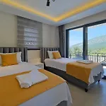 Villa Oeluedeniz De Oezel Havuzlu Muestakil Fethiye